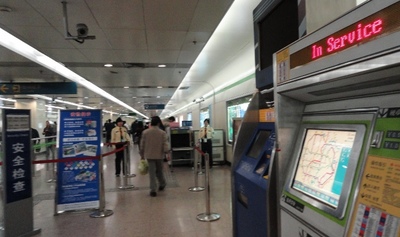 20111027 6上海地下鉄1.JPG